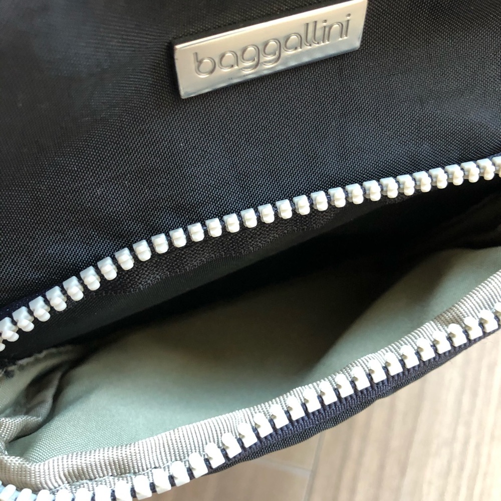 Baggallini Crossbody - Picture 6 of 7